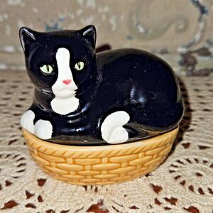 Vintage 1981 Vandor Japan Porcelain Black & White Cat in a Basket Trinket Box
